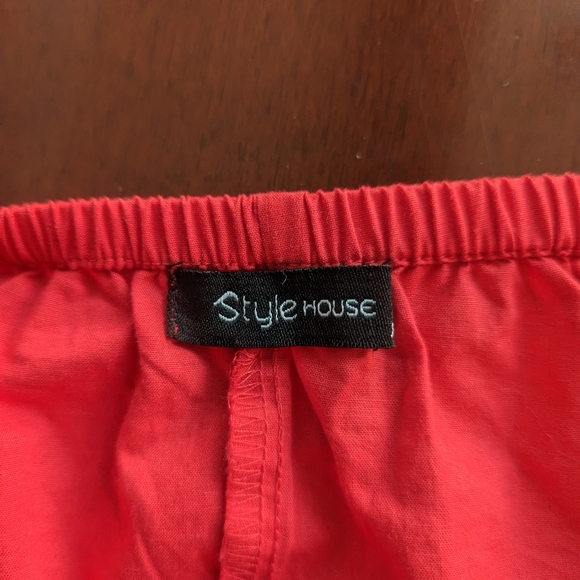 Off or on the shoulder red top. Sexy and lightweight. Size 2-6 - Picture 5 of 7